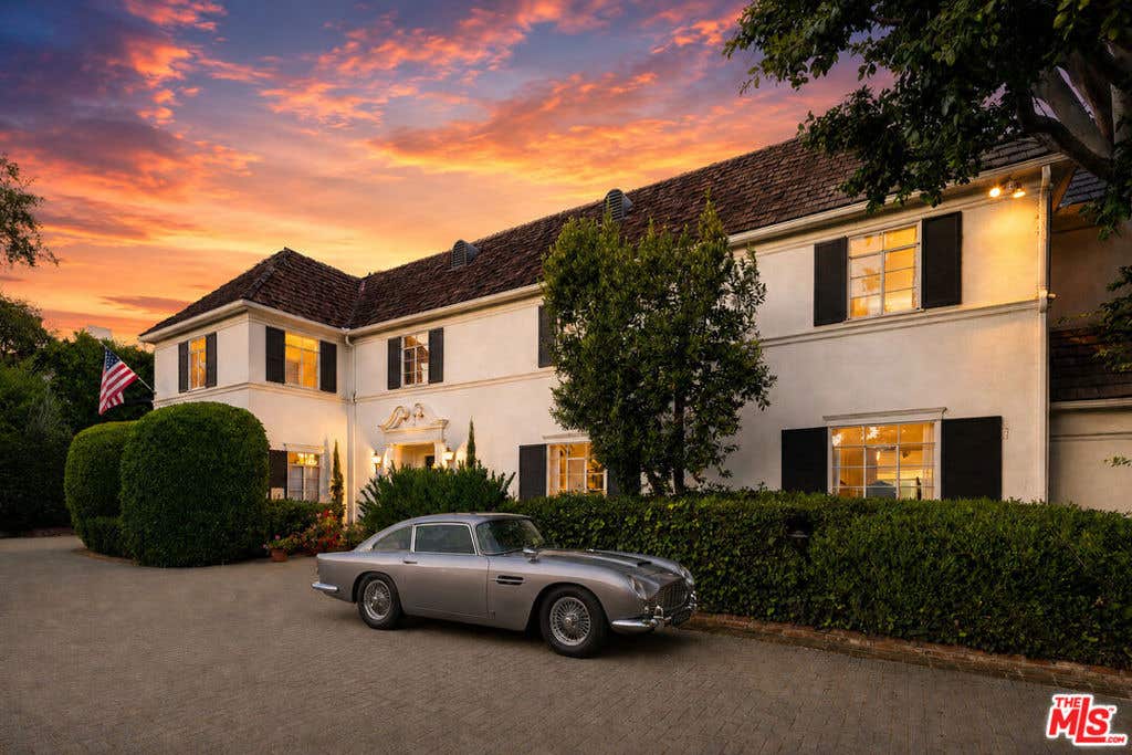 Photo of 904 N Beverly Drive, Beverly Hills, CA 90210 (MLS # 26850659)
