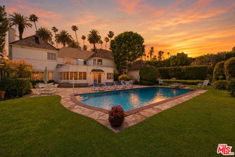 Photo of 904 N Beverly Drive, Beverly Hills, CA 90210 (MLS # 26850659)