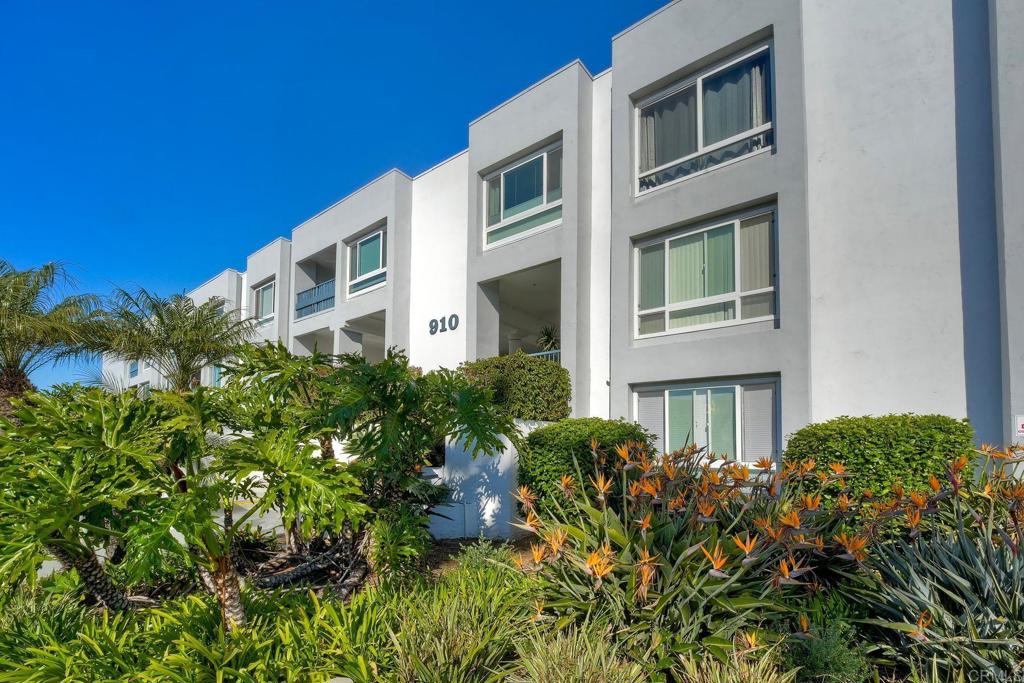 910 N Pacific Street 49