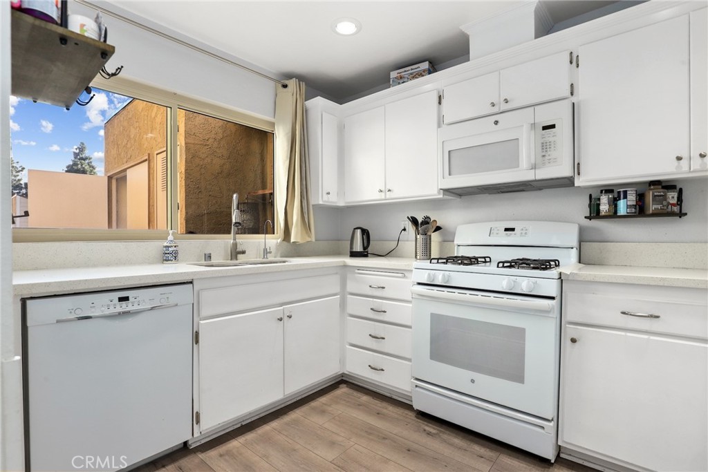 5475 Twin Lakes Drive