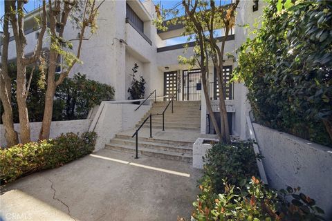 Photo of 12358 Moorpark St #5, Studio City, CA 91604 (MLS # SR26041859)