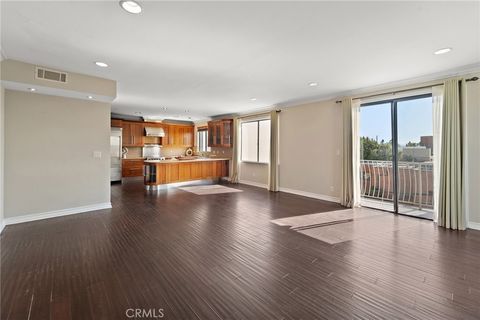 Photo of 152 S Oakhurst Drive #304, Beverly Hills, CA 90212 (MLS # SR26024600)