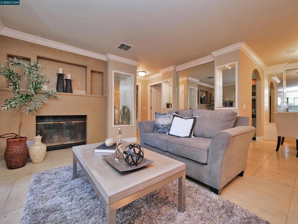 listing image 130720923883858625680