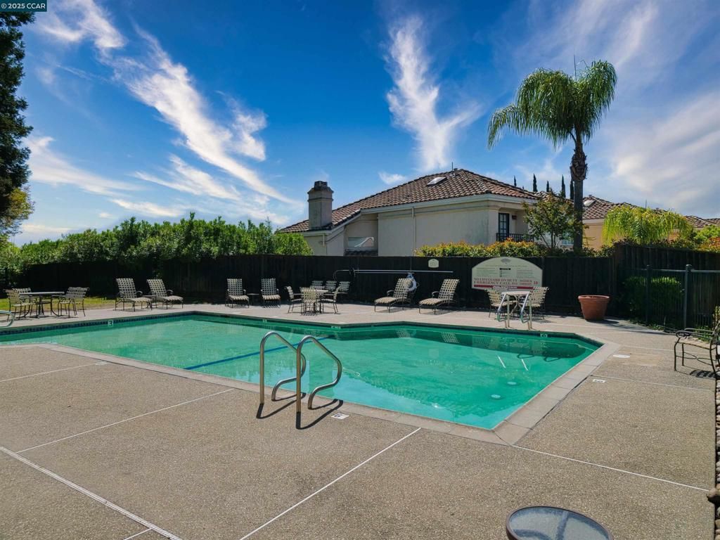 listing image 130726632503408242656
