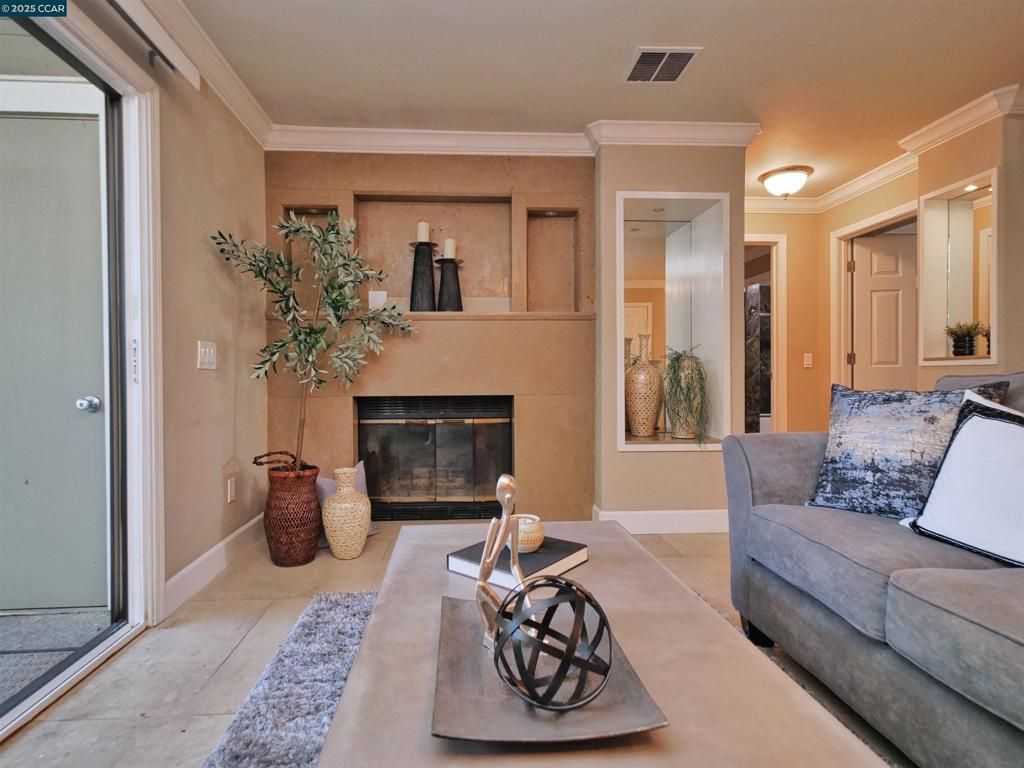 listing image 130729495909033648693