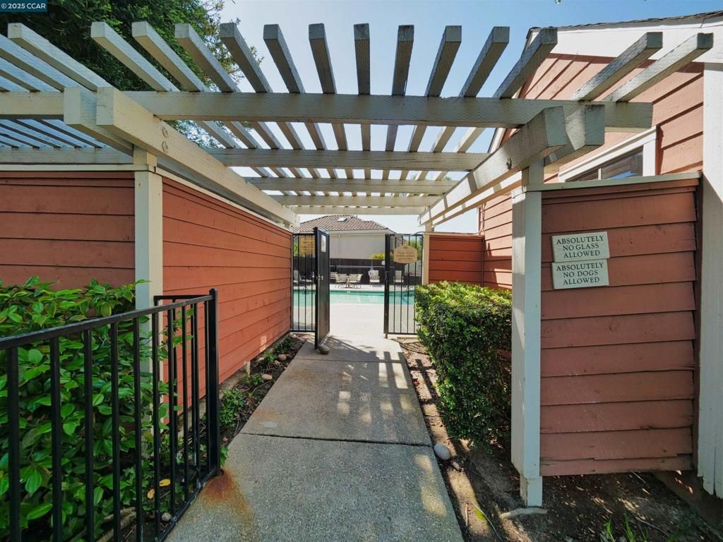 listing image 130725388119795845362