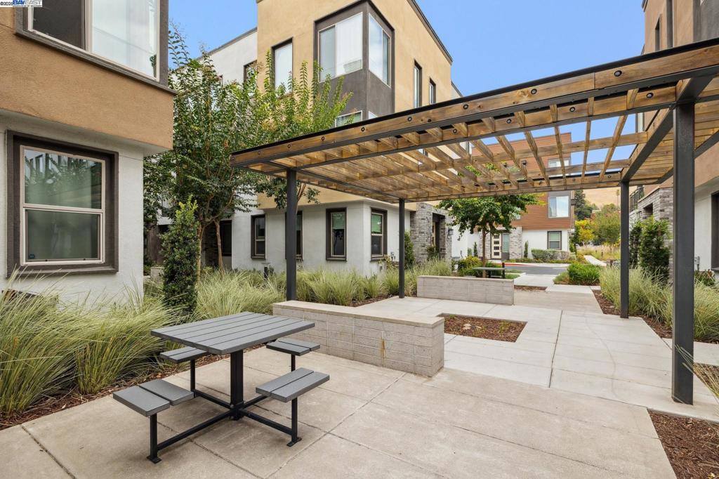 JACKSON TRIANGLE - Residential
