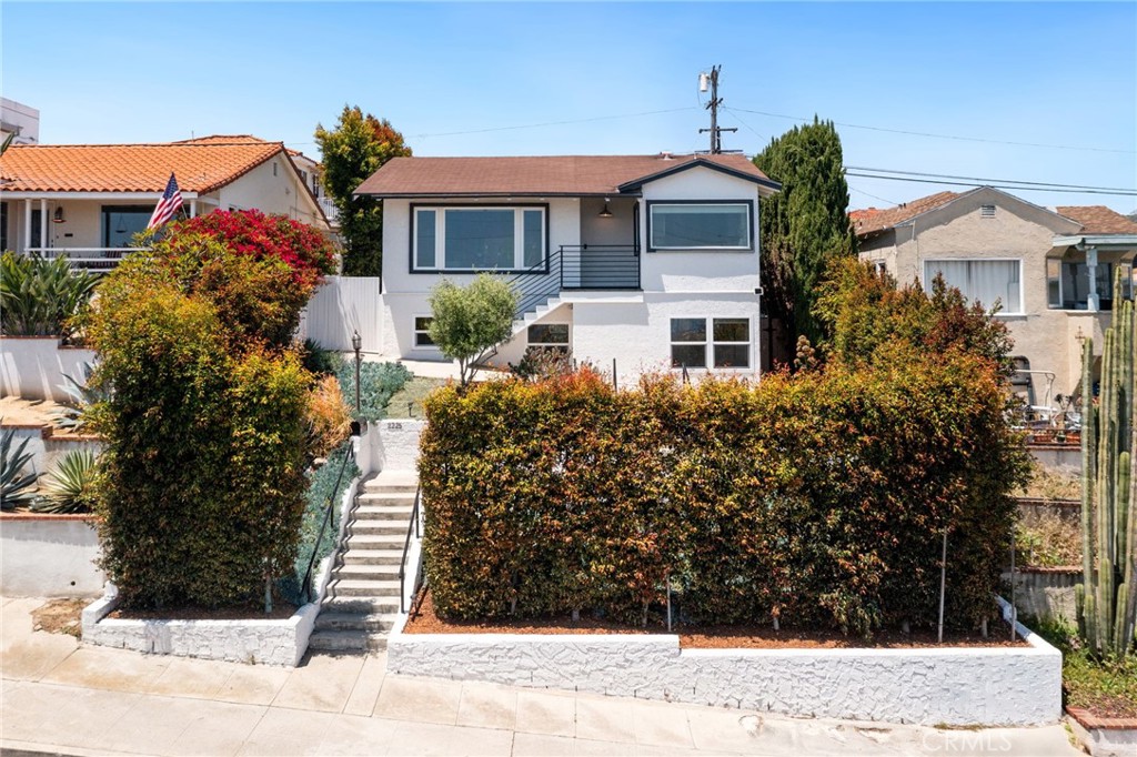 2225 S Cabrillo Avenue