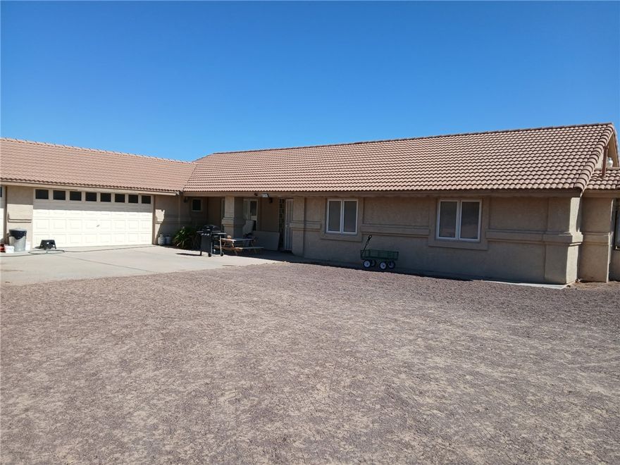 ***JUST REDUCED PRICE!!!***VERY MOTIVATED SELLER!!!***ONE STORY LEVEL SINGLE FAMILY RESIDENT SITTING IN 4.77 AC LAND WITH 1,977 SQFT LIVING SPACE*** 3 BEDROOM 2.5 BATHROOM WITH 3 CAR GARAGE***ALL FENCED IN AROUND WITH GATE***LOW PROPERTY TAX AND NO HOA!!!