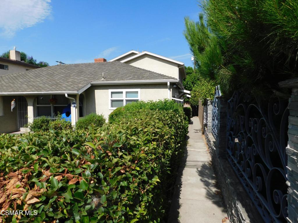6213 Whitsett Avenue