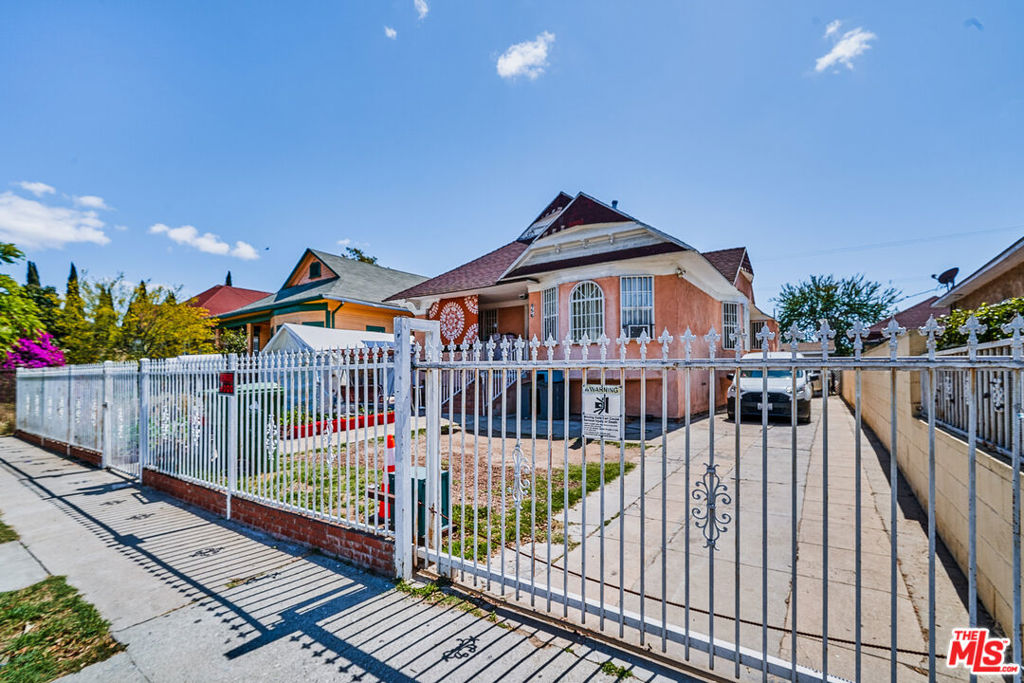 GREAT INVESTMENT OPPORTUNITY TO OWN DUPLEX INTHE HEART OF LOS ANGELES. TWO SEPERATE UNIT!! FRONT UNIT HAS 2 BEDS/1BATH AND THE BACK UNIT HAS 1 BAD/1BATH. BOTH UNITS ARE CURRENTLY RENTED. CLOSE TO DOWNTOWN LOS ANGELES AND PLENTY OF SHOPPING CENTERS AND RESTAURANTS NEARBY.