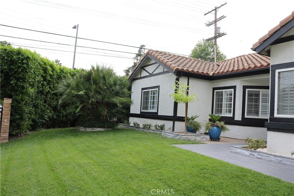 Photo of 9103 WYSTONE Ave, Northridge, CA 91324 (MLS # SR25220077)
