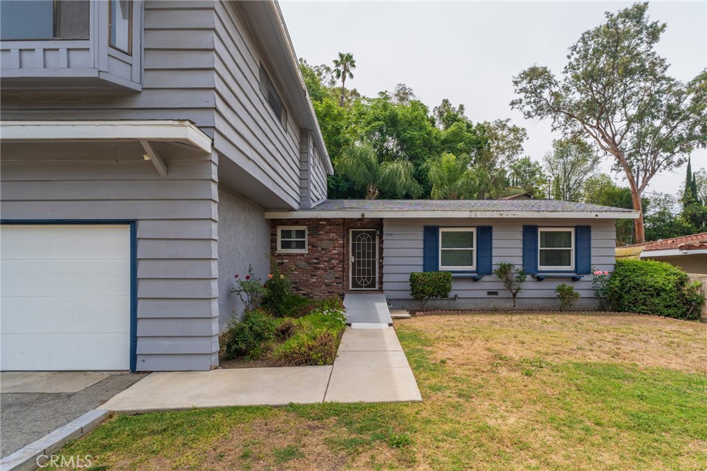 1324 E Maplegrove