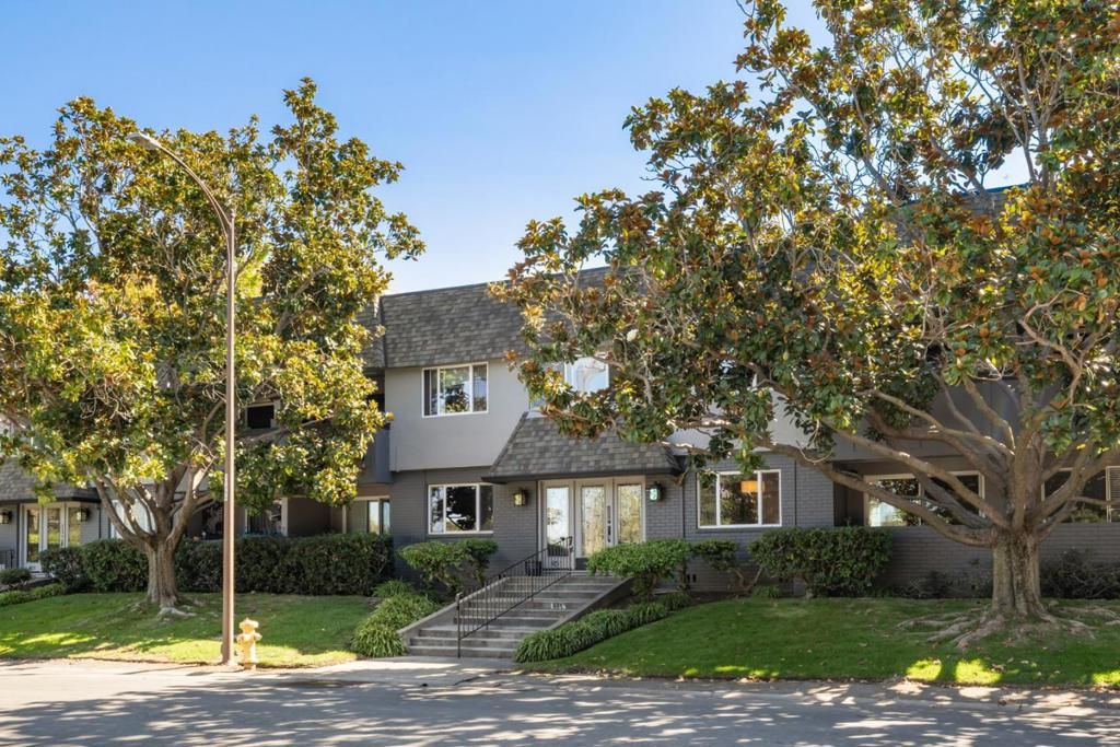 Photo of 461 Burgess Drive #4, Menlo Park, CA 94025 (MLS # ML82025328)