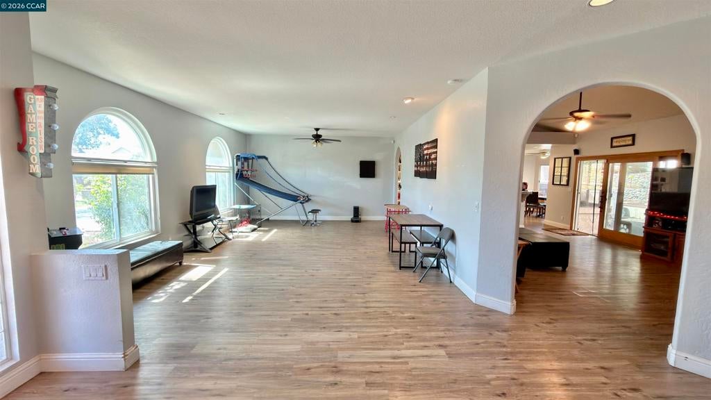 5593 Edgeview Dr