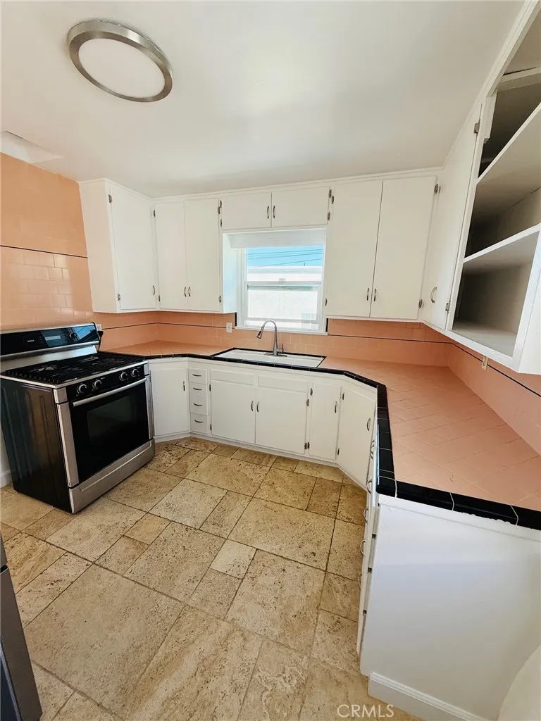 Hermosa Beach, California 90254, United States, 2 Bedrooms Bedrooms, ,1 BathroomBathrooms,Residential,Active,220436