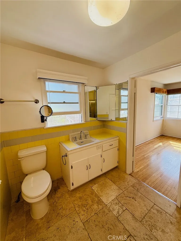 Hermosa Beach, California 90254, United States, 2 Bedrooms Bedrooms, ,1 BathroomBathrooms,Residential,Active,220436