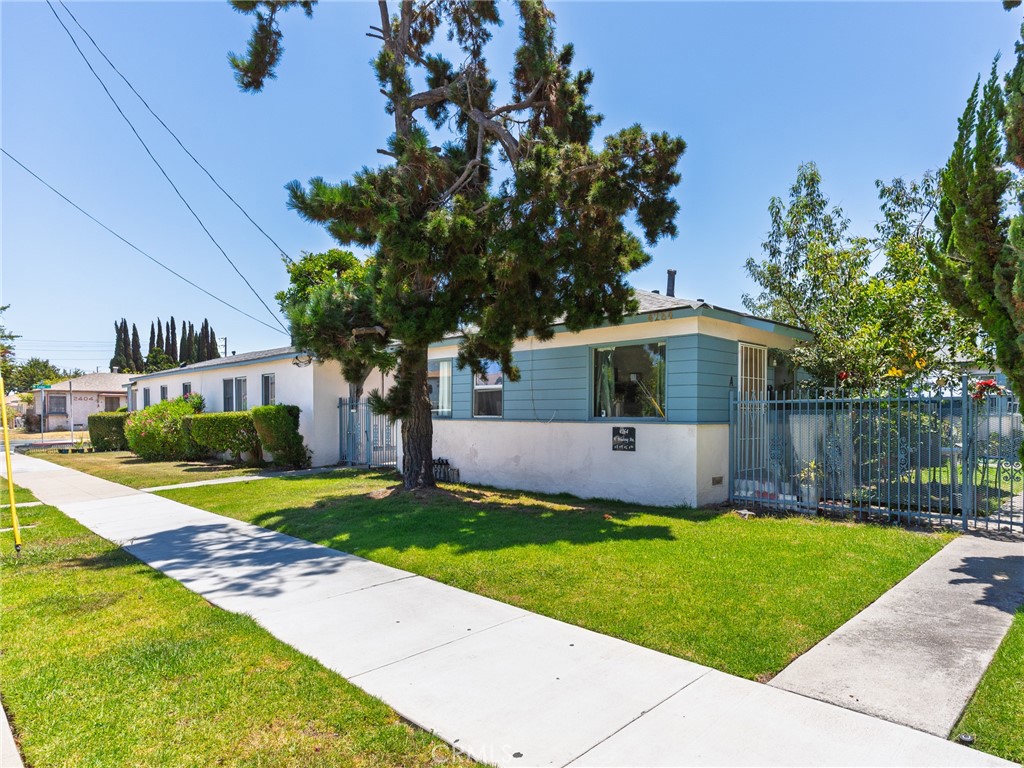 4264 W Broadway in Hawthorne is a well-maintained four-unit multifamily property located in a convenient and desirable area. Each of the four units is currently occupied, providing stable rental income. The property features individual heating in each unit, contributing to tenant comfort and long-term occupancy. With its strong rental history, solid condition, and close proximity to transportation, shopping, and employment centers, this asset presents an excellent opportunity for investors seeking steady cash flow in the South Bay market.
