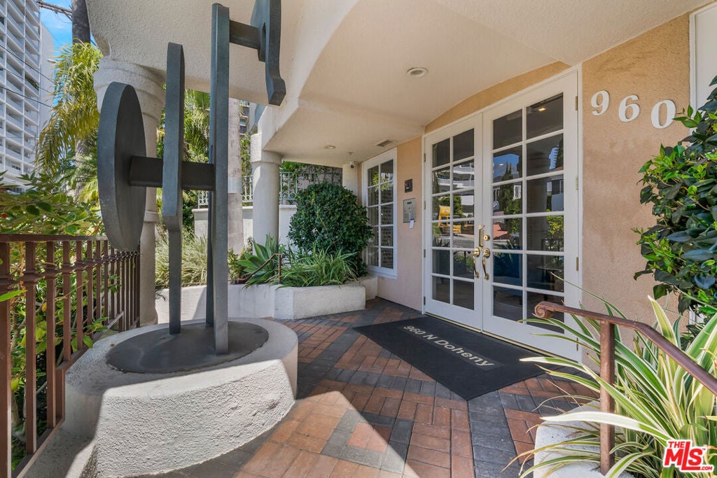 960 N Doheny Drive 301