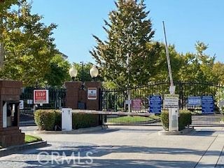 Very famous Summer Wind Gate Community. Good location for school and shopping, restaurants. There is a farmers market every Tuesday and Saturday at nearby Wilson Park. Blight clean living room at first floor and 2 bedrooms upstairs inside.
Newly hard wood floor in living room, stairs and bedroom floor carpet.
