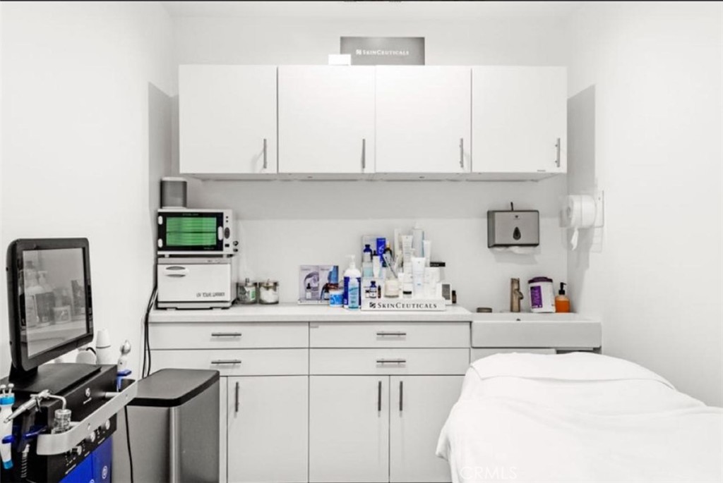 322 S Robertson Blvd