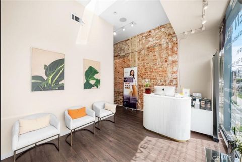 Photo of 322 S Robertson Blvd Blvd, Los Angeles, CA 90048 (MLS # OC25266632)