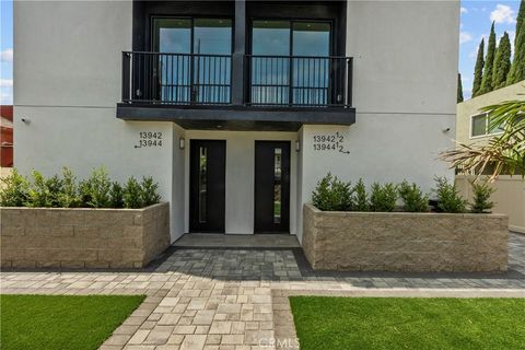 Photo of 13942 Vanowen St, Van Nuys, CA 91405 (MLS # SR25235205)