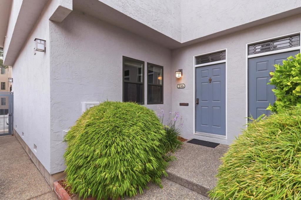 216 8th Avenue