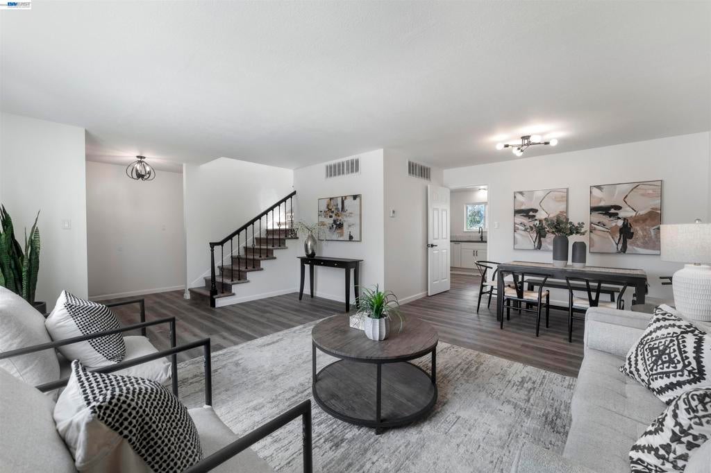 743 Ventura Dr
