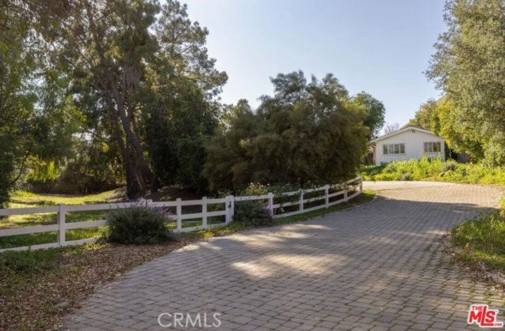 Photo of 23760 Oakfield Rd, Hidden Hills, CA 91302 (MLS # SR26056002)