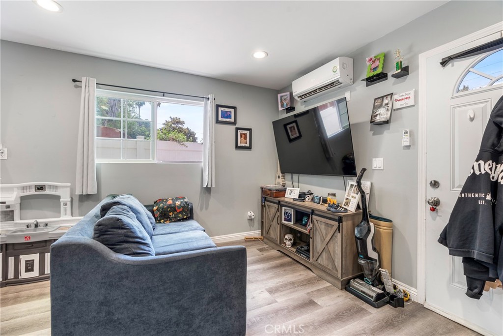 21114 & 1/2 Martin Street