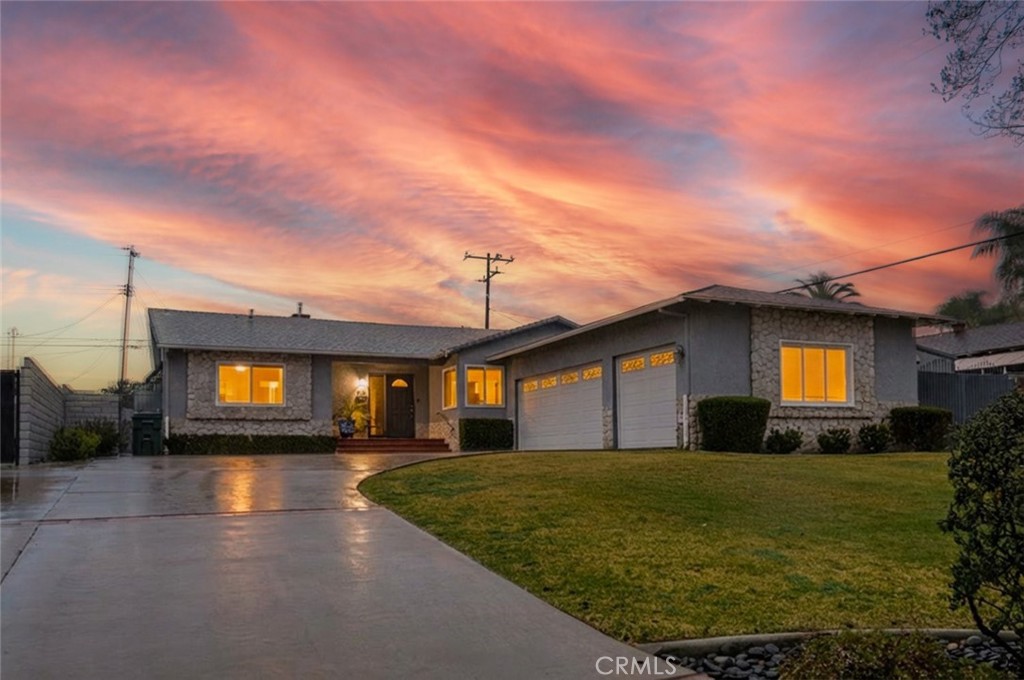 1241 E Mountain View Avenue