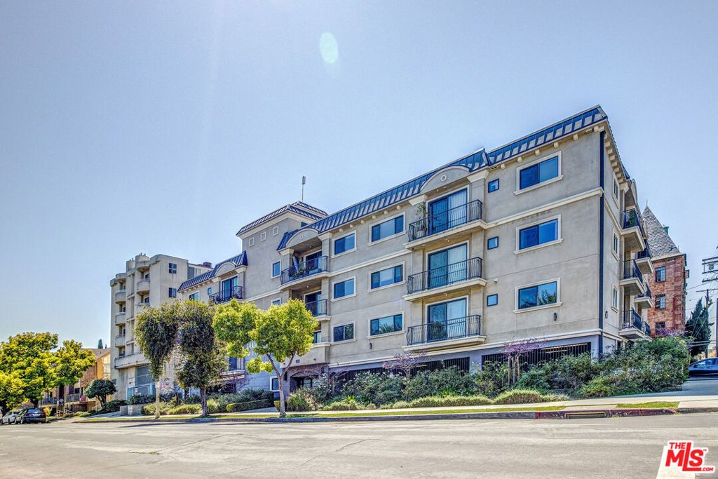 Photo of 901 S Gramercy Drive #205, Los Angeles, CA 90019 (MLS # 25608491)