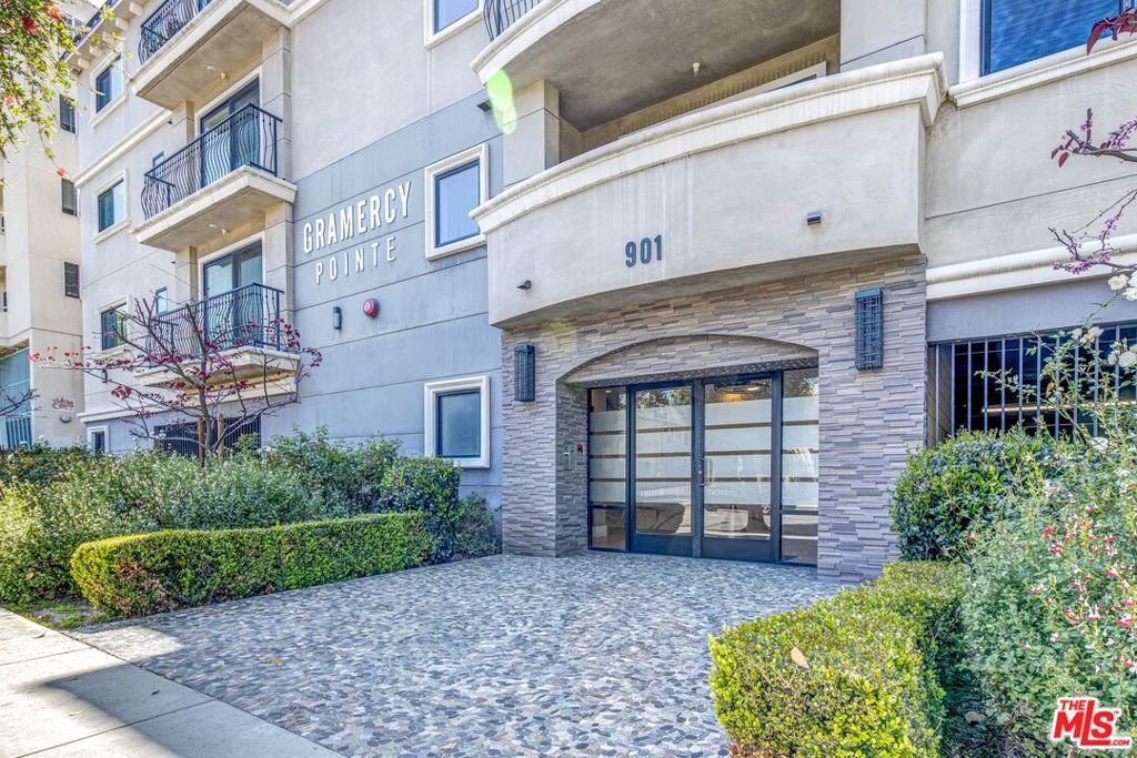 Photo of 901 S Gramercy Drive #205, Los Angeles, CA 90019 (MLS # 25608491)