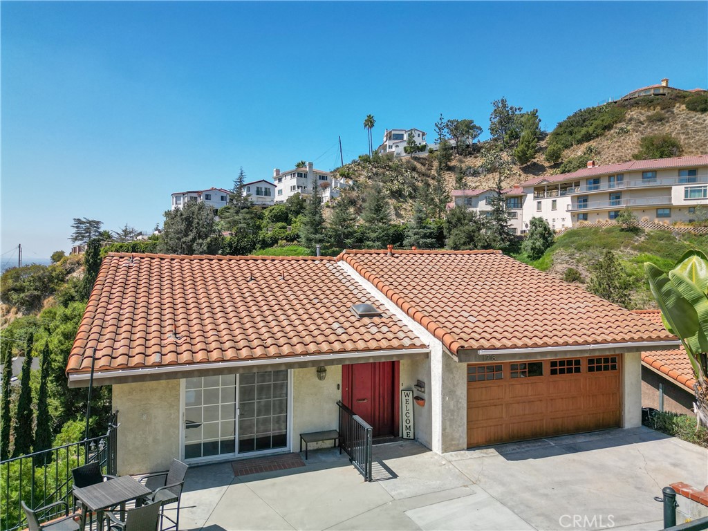 1218 E Tujunga Avenue