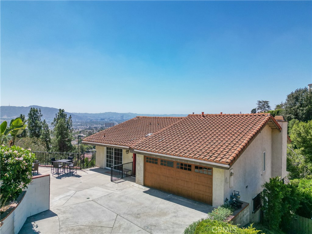 1218 E Tujunga Avenue