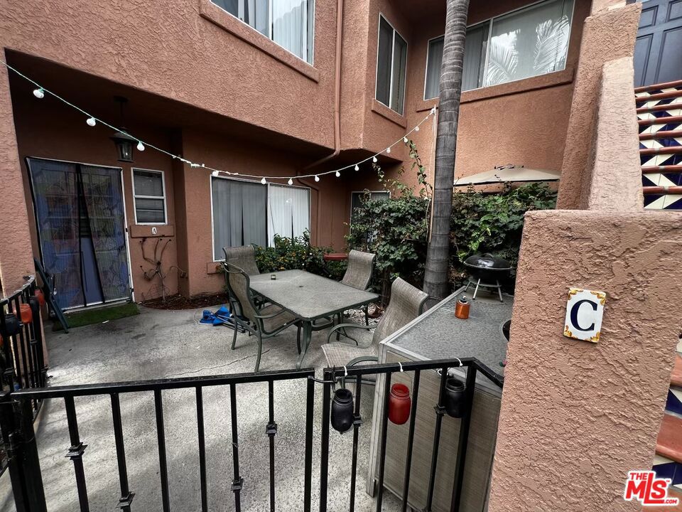 1605 E 1st Street