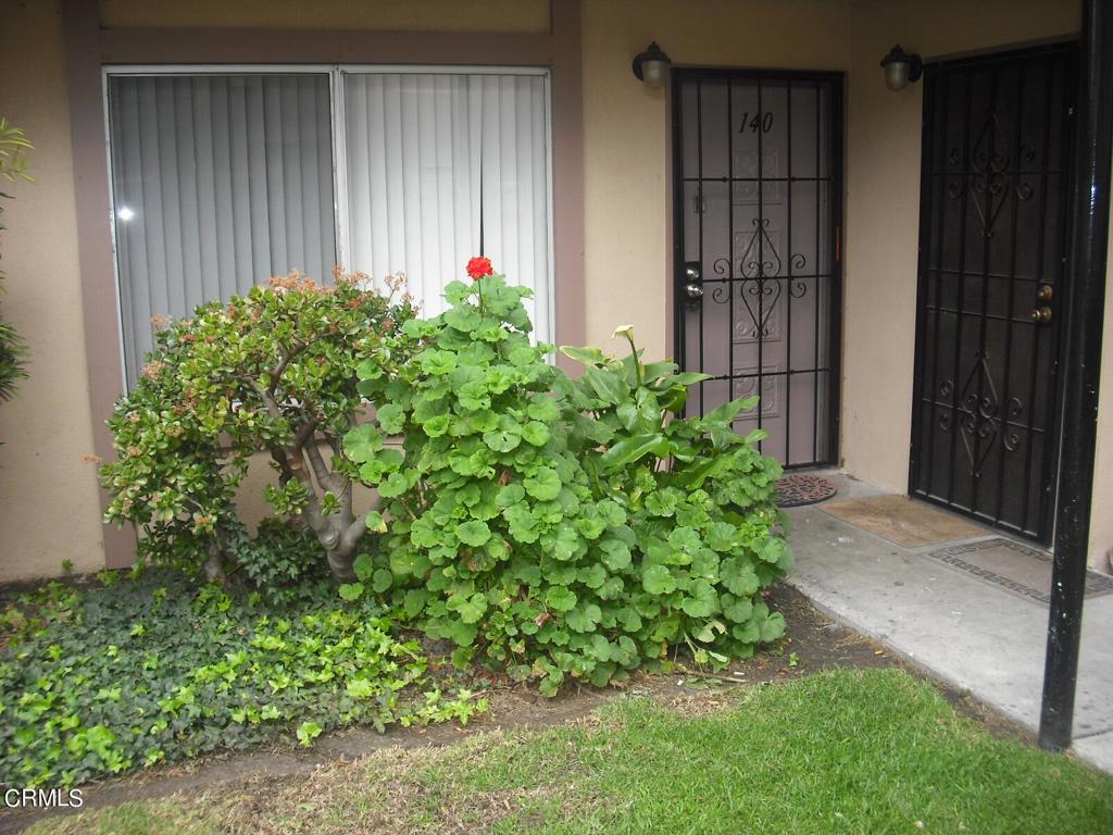 Perfect First Home For Single Or Couple or also Great Investment Opportunity! All New Carpets, Paint, Etc. Great Location Near Pool, Tennis Bar-b-que, Etc. Conveniently Close To Fwy 101 @ Vineyard - Shops. Popular Ground Floor Model - Don't Miss This One! Apply at HardyMoll.com