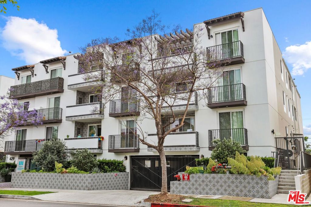 Welcome to Hayworth Hyde by Wiseman, located in the Beverly Grove area of Los Angeles. This property features two and three-bedroom apartment homes that range from 939-1,728 Sq. Ft.