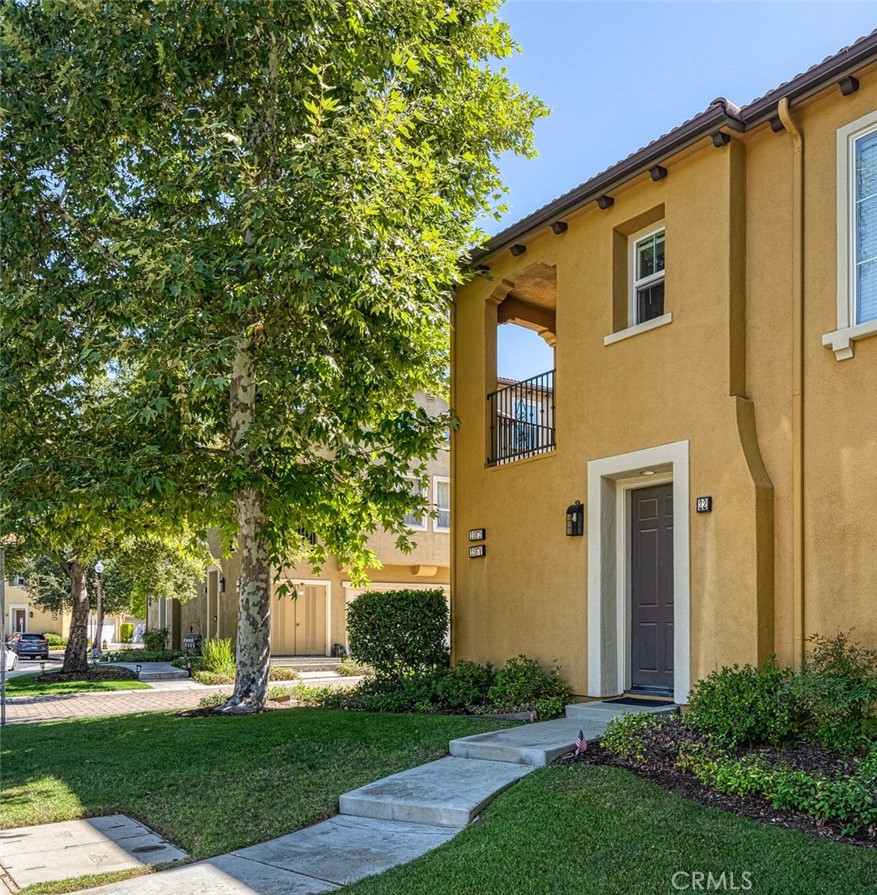 Beautiful Westridge Townhome for Lease.
Discover this stunning 3-bedroom, 2-bathroom townhome offering 1,645 sq. ft. of bright and open living space with extra-high ceilings. The home features a 2-car side-by-side attached garage with direct access, a balcony, and a desirable multi-level layout. Nestled at the end of a quiet cul-de-sac, the upstairs boasts an oversized master suite with an en-suite bathroom and a walk-in closet.
Enjoy all the conveniences of the Westridge community, including a community pool, clubhouse, playground, tennis courts, and beautifully landscaped greenbelts. The home is within an award-winning school district and offers easy access to the 5 Freeway. This gem is perfect for qualified long-term tenants with excellent credit.