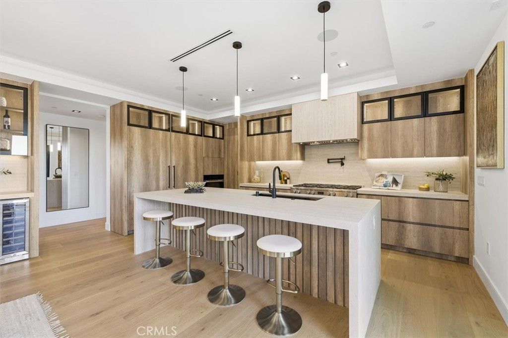 Photo of 16800 Oak View Dr, Encino, CA 91436 (MLS # SR25243896)