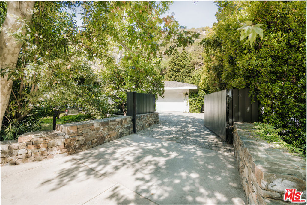 2610 Mandeville Canyon Road