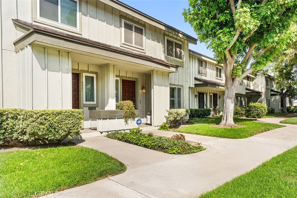 Well-maintained 2-story single-family PUD located in a desirable neighborhood within the award-winning Downey School District. This 4-bedroom, 3-bathroom home offers a functional layout with all bedrooms located upstairs.
Features include:
Detached 2-car garage,
Central air and heating,
Private back patio,
Included kitchen appliances,
Quiet community with shared amenities and MUCH MORE!
Great opportunity for buyers seeking space, location, and comfort. Close to schools, parks, and shopping. Don’t miss out—this home won’t last!