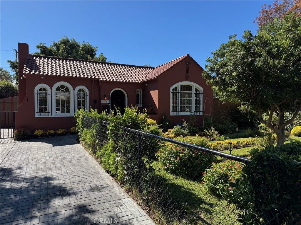 Photo of 10754 Valley Spring Ln, Studio City, CA 91602 (MLS # SR25239659)