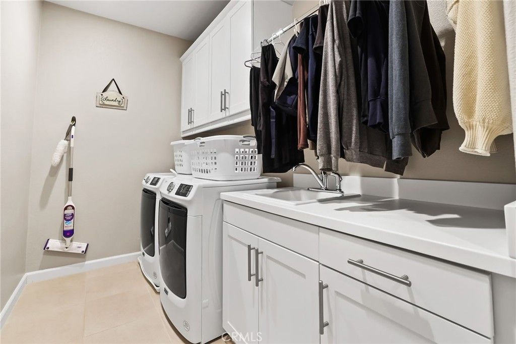 listing image 130726376162732824783