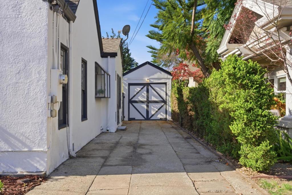 711 Emerson Court