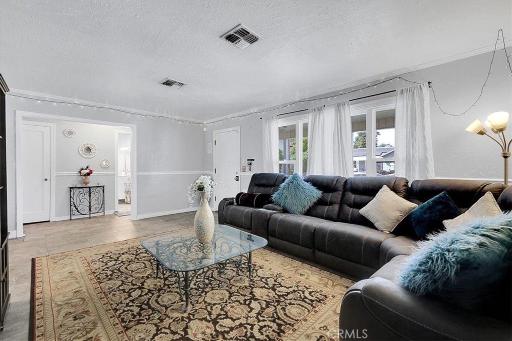 696 Jewell
