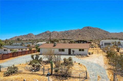 Photo of 60229 La Mirada Trail, Joshua Tree, CA 92252 (MLS # JT26158970)