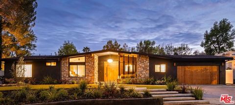 Photo of 5625 Wilhelmina Avenue, Woodland Hills, CA 91367 (MLS # 26641693)