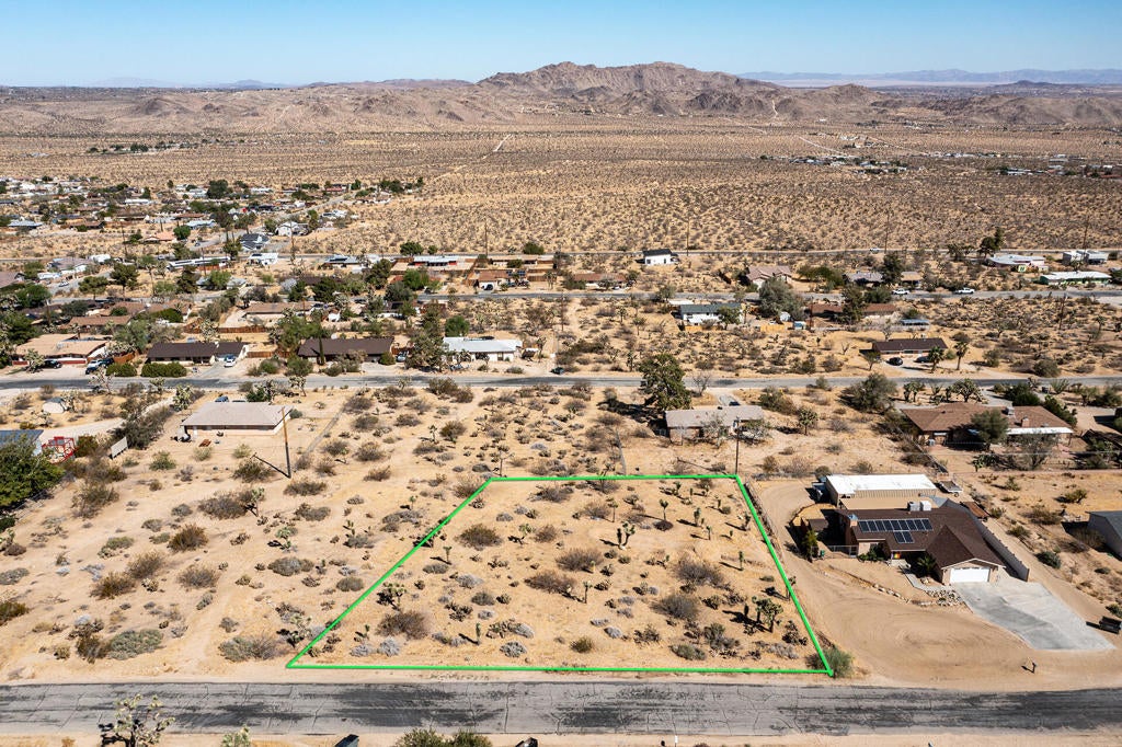 60586 La Mirada Trail